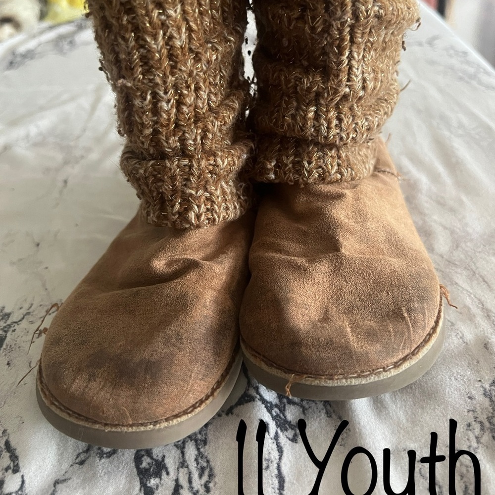 11 youth boots